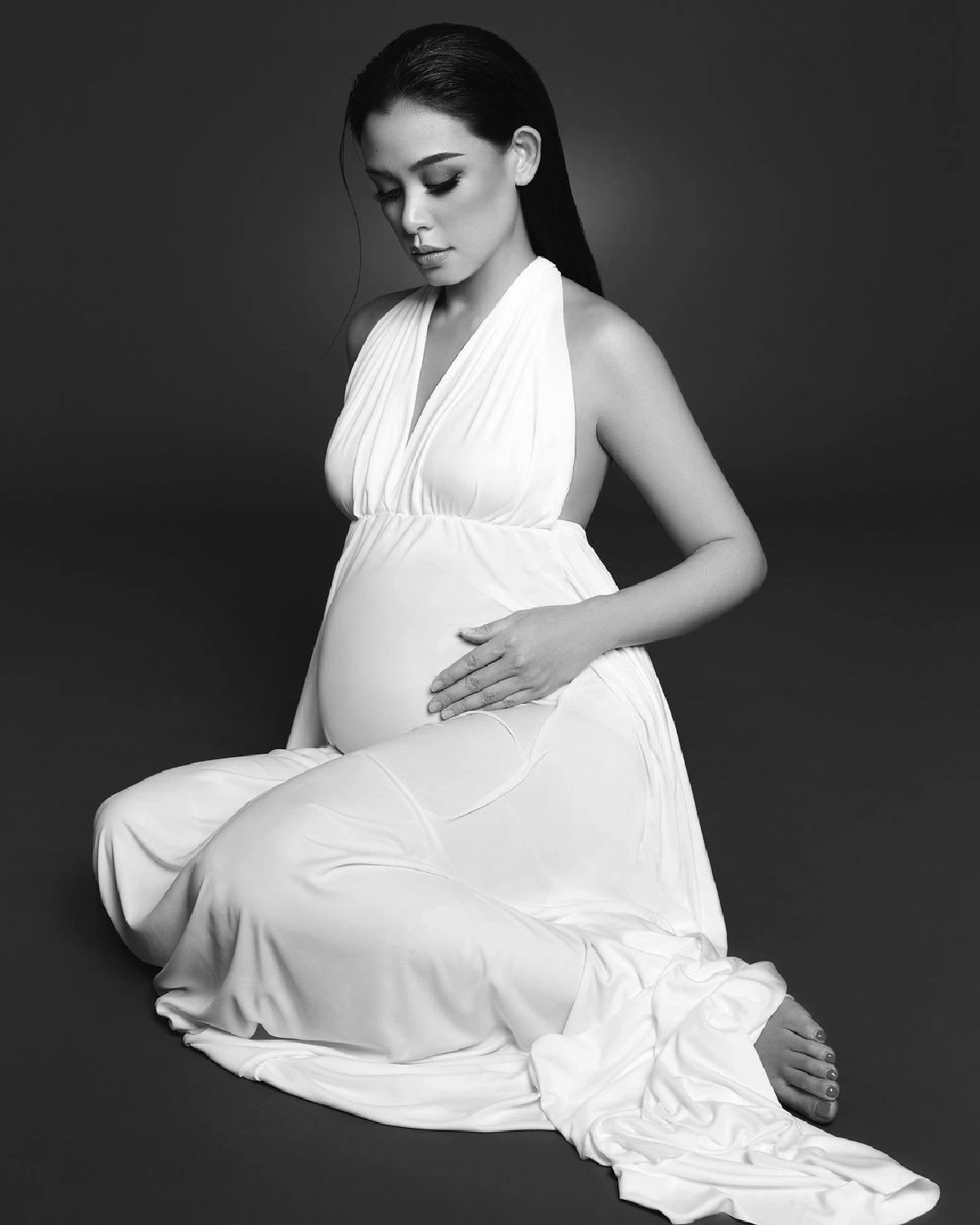 "วิกกี้" สุดปังอุ้มท้องถ่ายพอร์ตเทรต ฉลองอายุ 40 ปี สวยมากทุกรูป! 