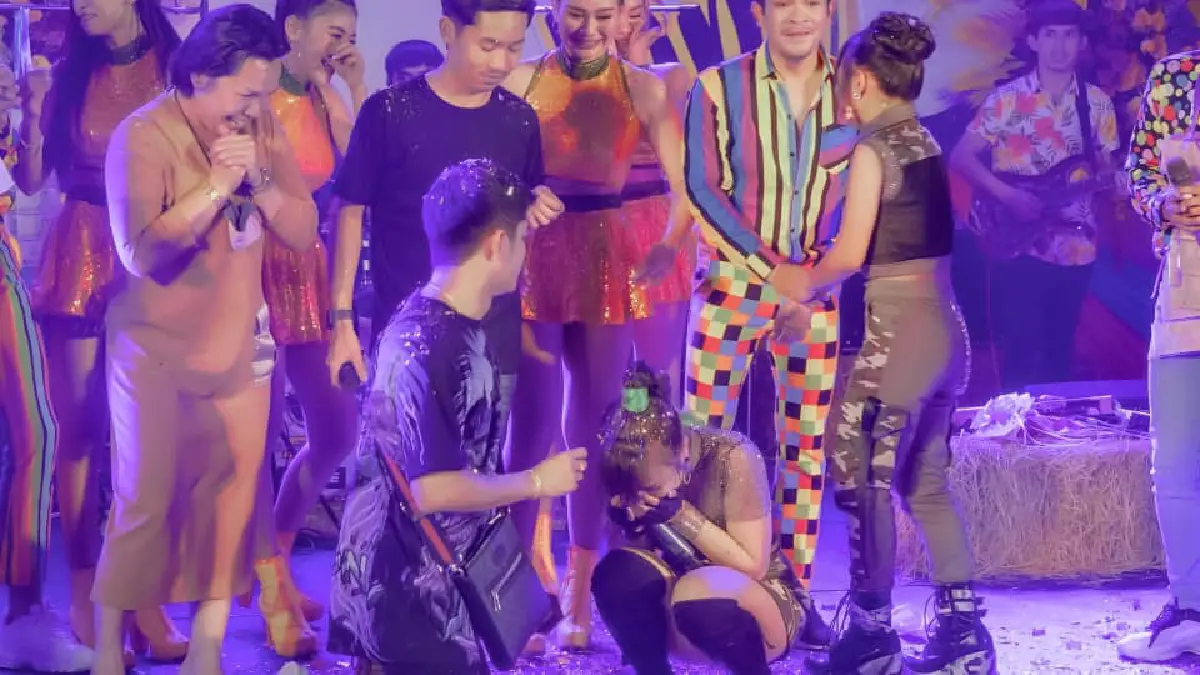 “เจนนี่ ได้หมดถ้าสดชื่น” ถูกแฟนหนุ่ม “เนเงิน” คุกเข่าทำเซอร์ไพรส์ขอแต่งงานกลางไลฟ์คอนเสิร์ต