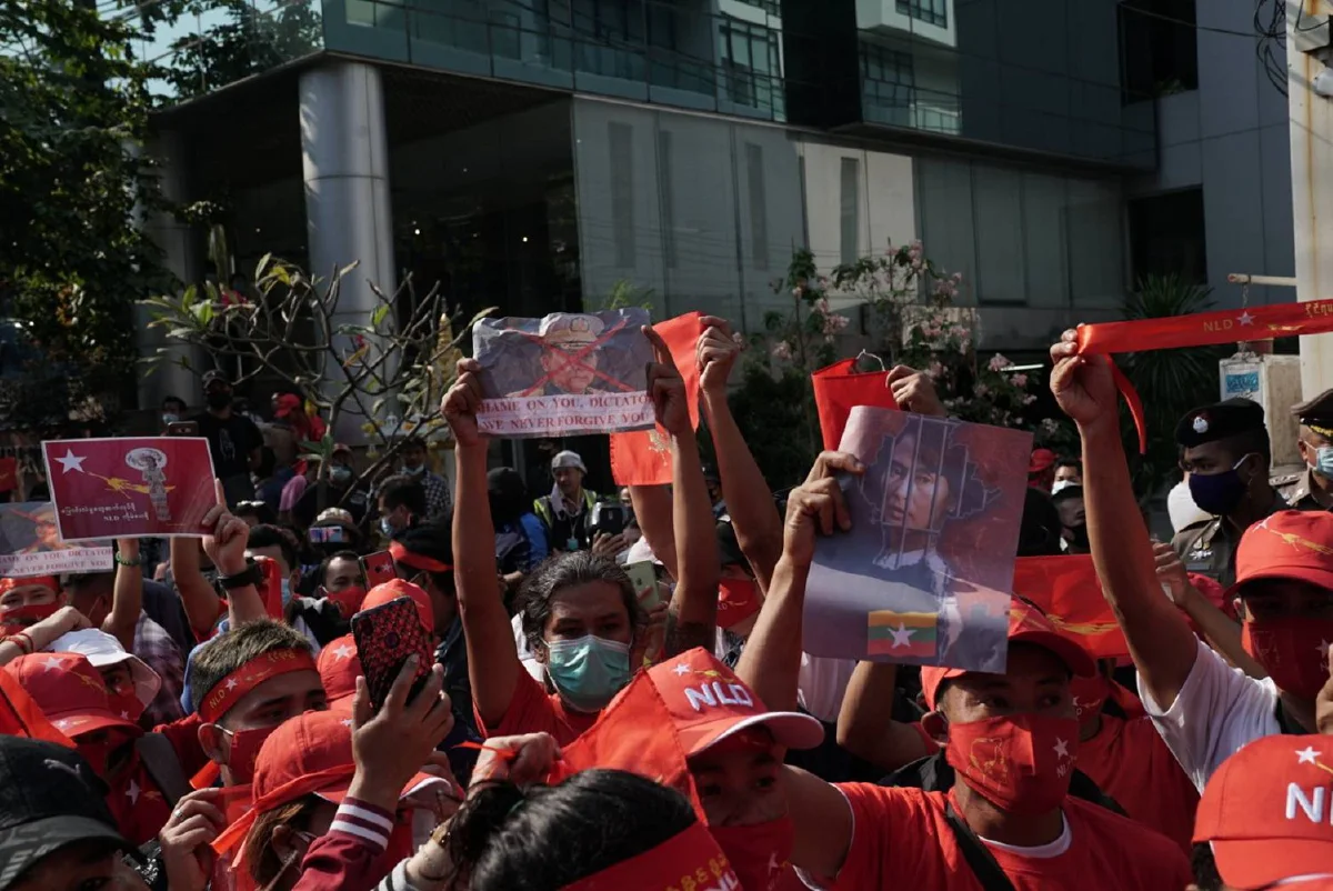 ชาวเมียนมา-กลุ่มวีโว่ชุมนุมต้านรัฐประหารหน้าสถานทูตเมียนมา