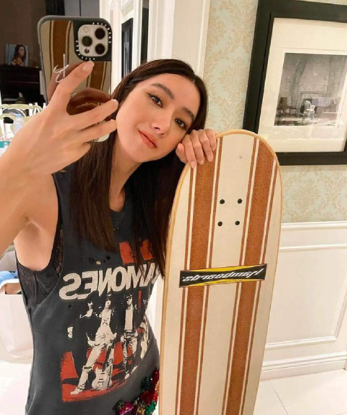 “ไอซ์ อภิษฎา” กับแฟชั่นเล่นสเก็ตบอร์ด แซ่บทุกชุด..พลิ้วไหวทุกลีลา