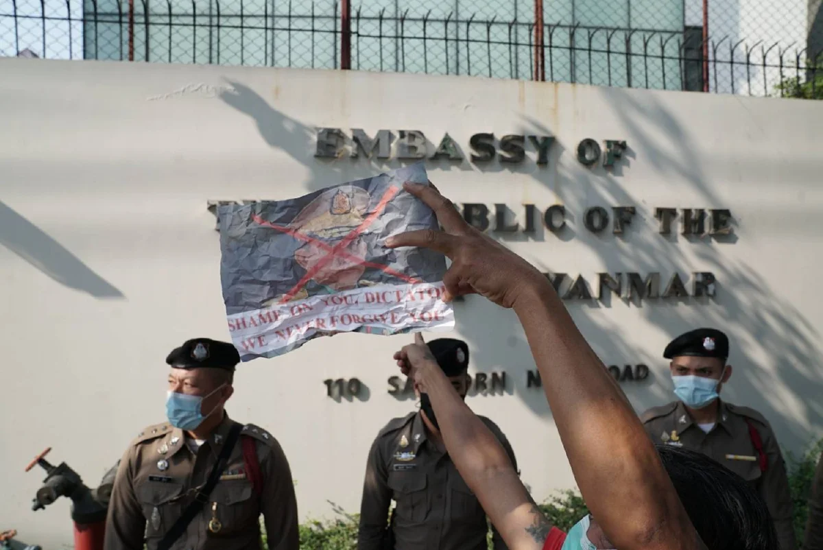 ชาวเมียนมา-กลุ่มวีโว่ชุมนุมต้านรัฐประหารหน้าสถานทูตเมียนมา
