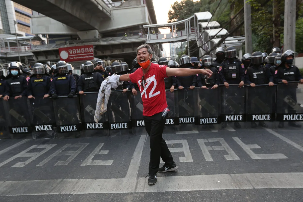 จนท.เข้ากระชับพื้นที่ม็อบหน้าสถานทูตเมียนมา ปะทะกลุ่มวีโว่เล็กน้อย