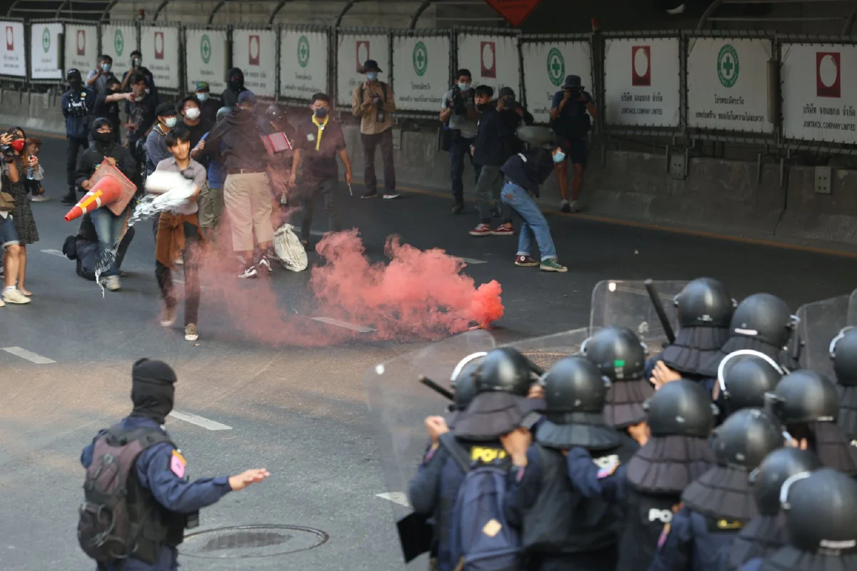 จนท.เข้ากระชับพื้นที่ม็อบหน้าสถานทูตเมียนมา ปะทะกลุ่มวีโว่เล็กน้อย