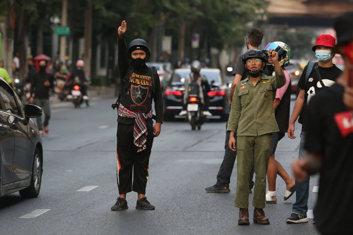 จนท.เข้ากระชับพื้นที่ม็อบหน้าสถานทูตเมียนมา ปะทะกลุ่มวีโว่เล็กน้อย