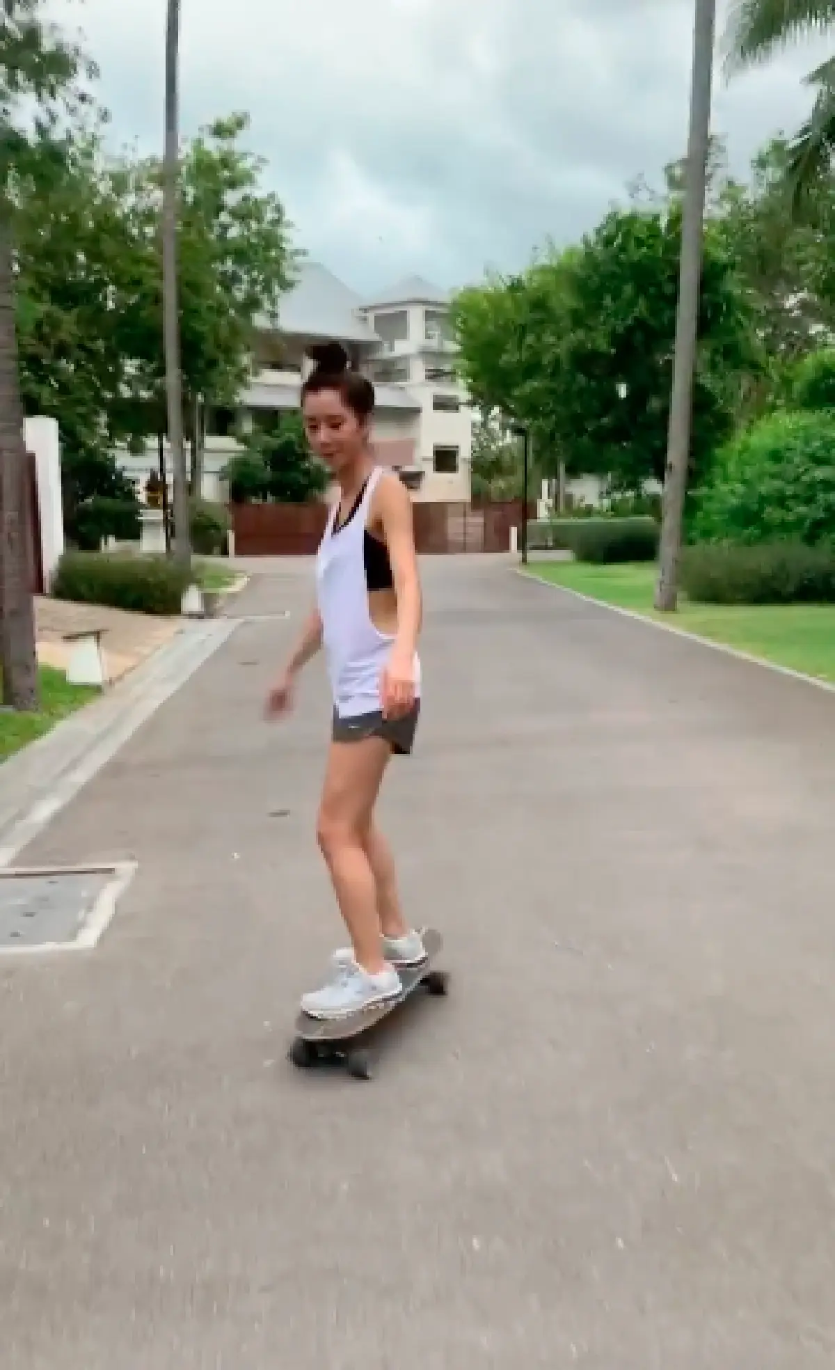 “ไอซ์ อภิษฎา” กับแฟชั่นเล่นสเก็ตบอร์ด แซ่บทุกชุด..พลิ้วไหวทุกลีลา