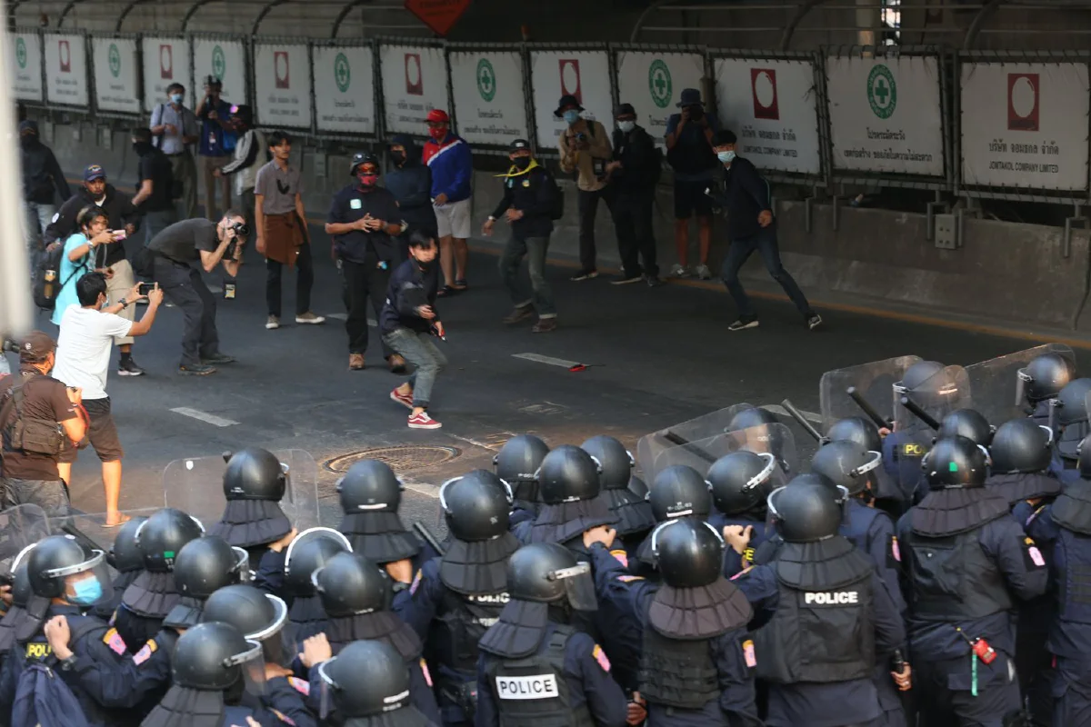 จนท.เข้ากระชับพื้นที่ม็อบหน้าสถานทูตเมียนมา ปะทะกลุ่มวีโว่เล็กน้อย