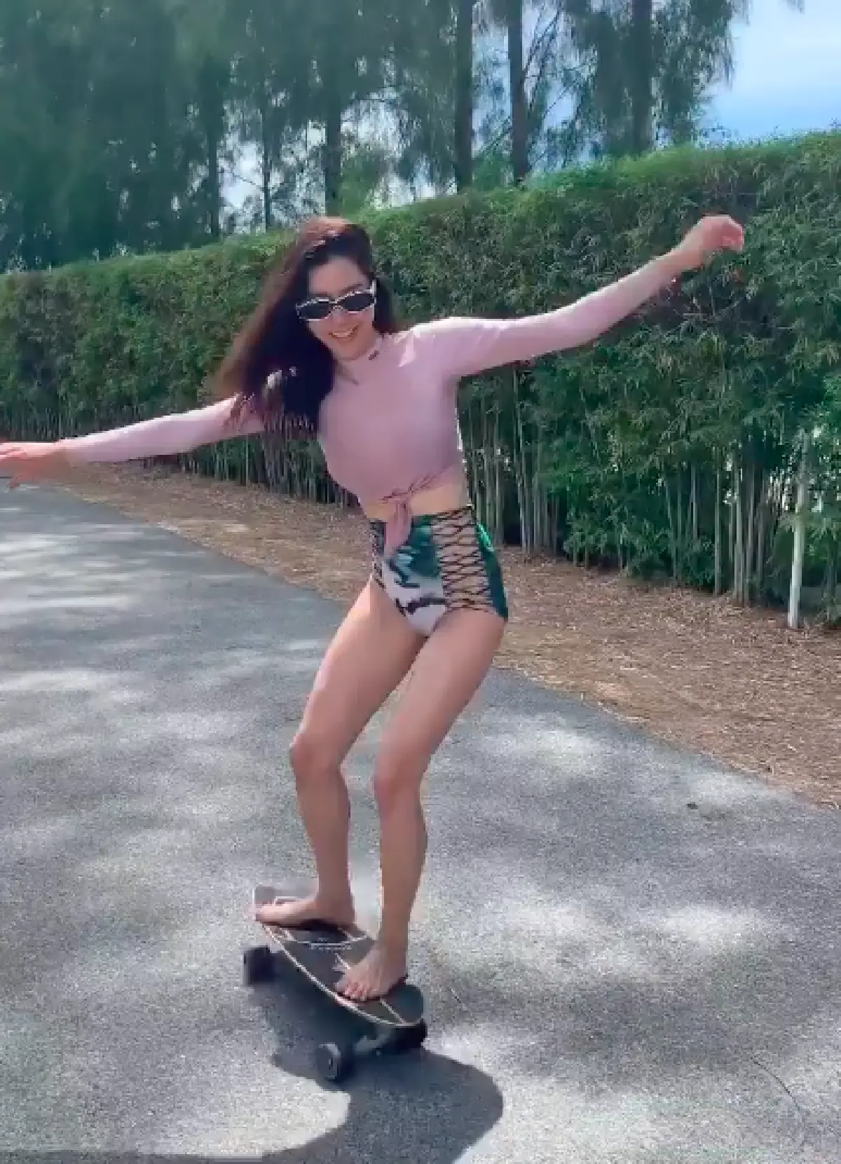 “ไอซ์ อภิษฎา” กับแฟชั่นเล่นสเก็ตบอร์ด แซ่บทุกชุด..พลิ้วไหวทุกลีลา