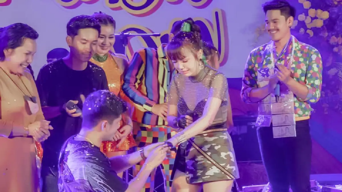 “เจนนี่ ได้หมดถ้าสดชื่น” ถูกแฟนหนุ่ม “เนเงิน” คุกเข่าทำเซอร์ไพรส์ขอแต่งงานกลางไลฟ์คอนเสิร์ต