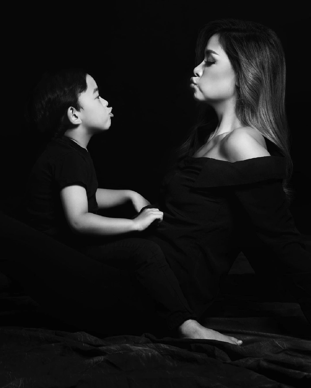 "วิกกี้" สุดปังอุ้มท้องถ่ายพอร์ตเทรต ฉลองอายุ 40 ปี สวยมากทุกรูป! 