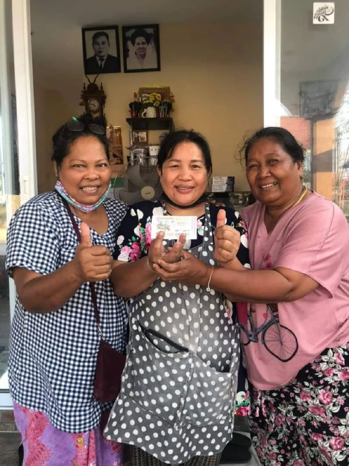 คนสุราษฎร์ดวงเฮงถูกหวยรางวัลใหญ่ 2 คนคว้า 18 ล้าน