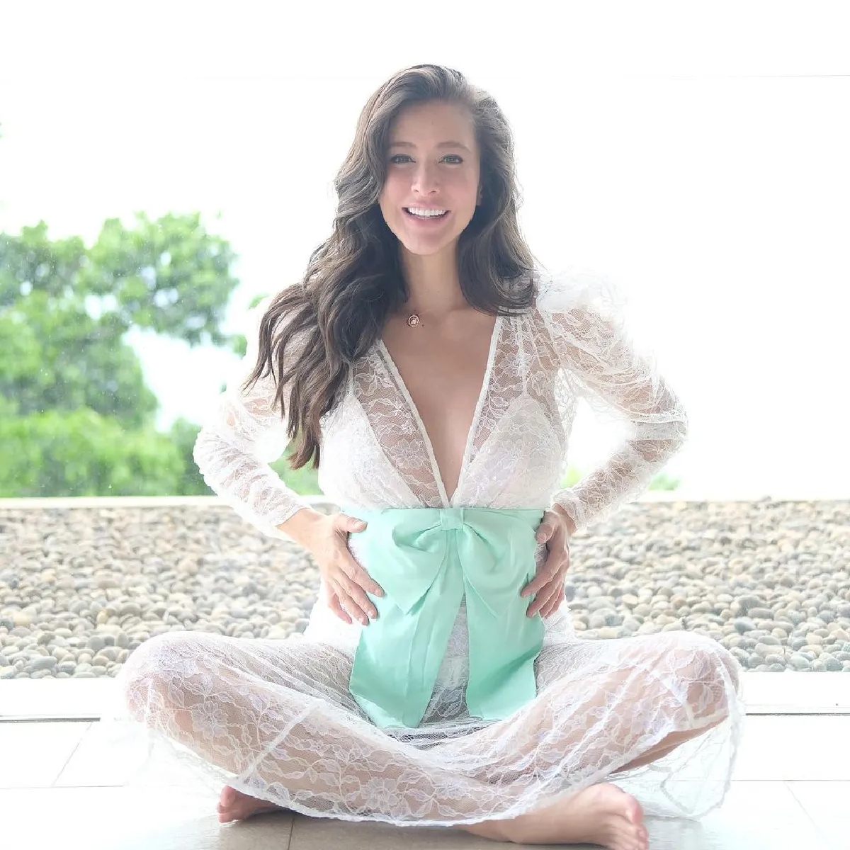 ออร่าเปล่งปลั่ง! ศรีริต้า อุ้มท้องโตถ่ายแบบก่อนคลอดสุดอลังการ