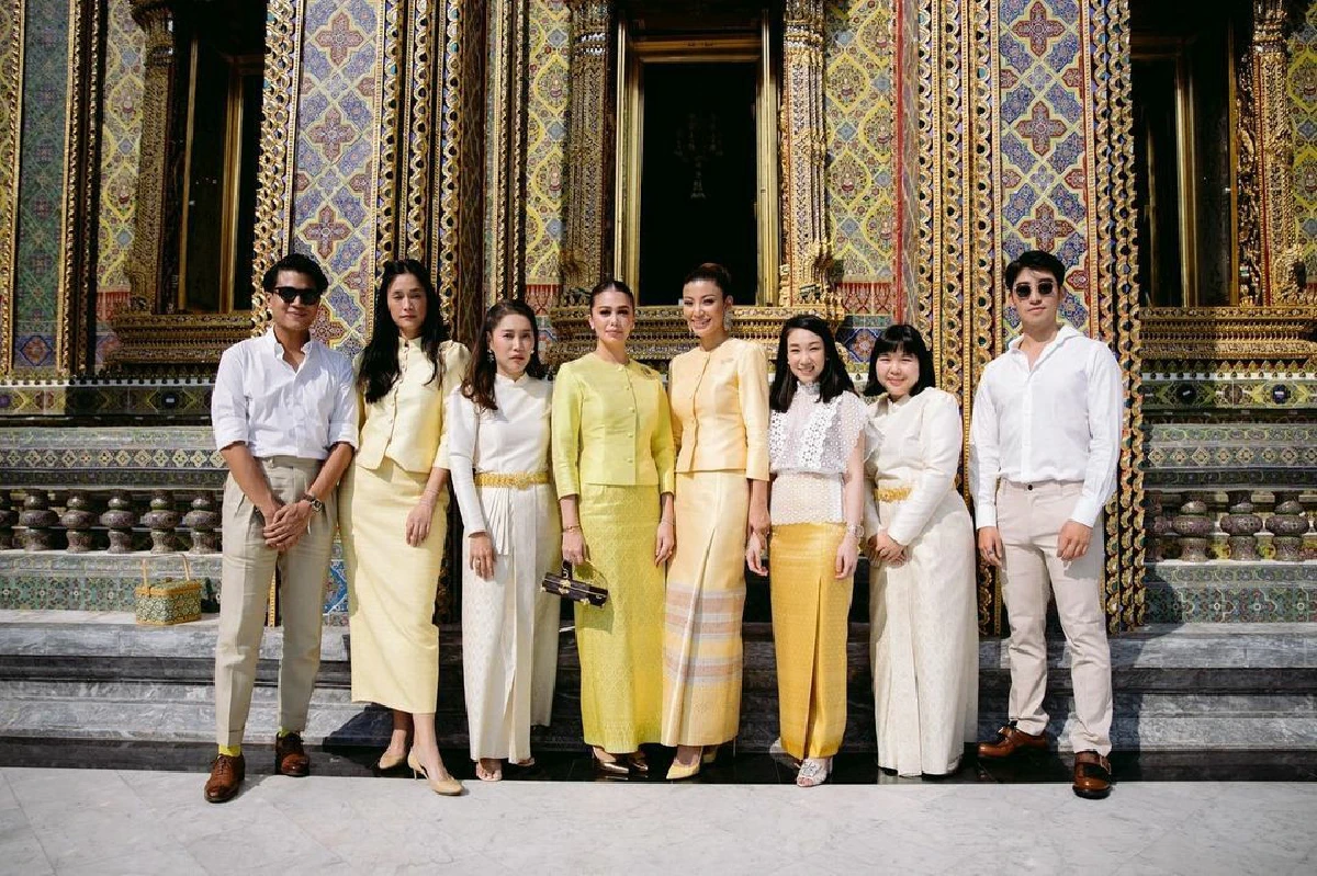 “เอมมี่ มรกต” เรียบหรูสง่างามในชุดไทยเข้าวัดทำบุญ ฉลองวันเกิดอายุครบ 37 ปี 