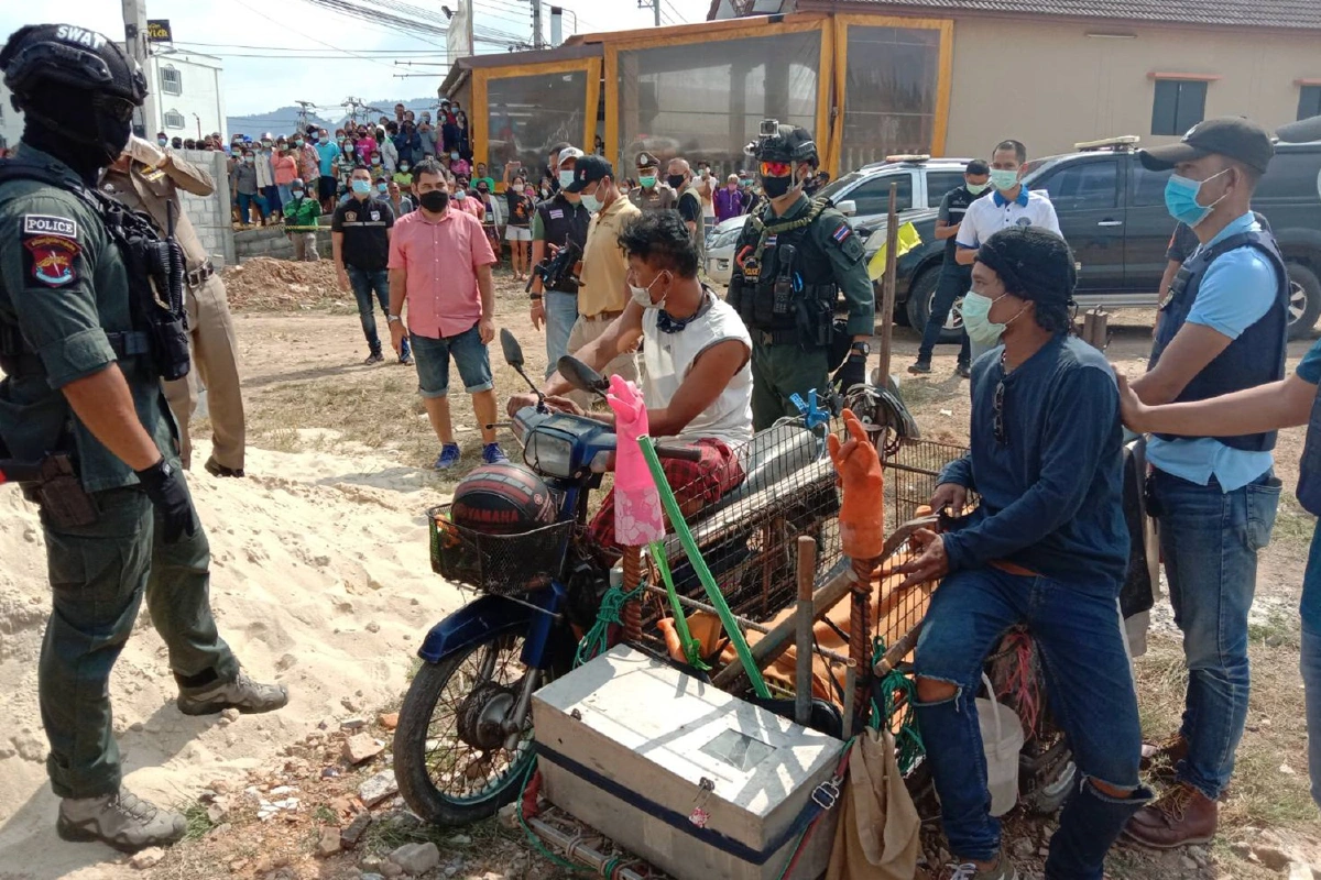 ตำรวจจับสามียิงภรรยานำศพห่อผ้านวมทิ้งริมถนนสารภาพเหตุหึงหวง