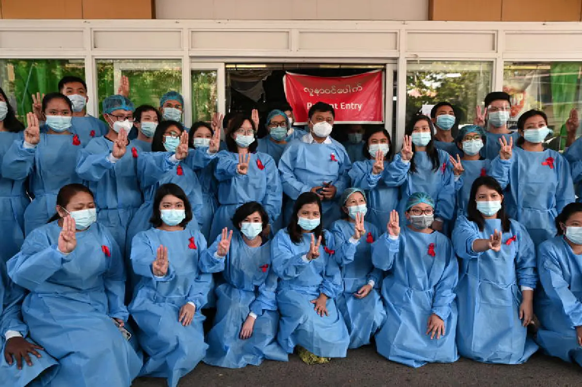 หมอ-คนดังเมียนมาชูสามนิ้วต้านรัฐประหาร