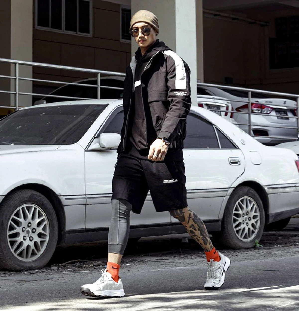 ไป๊ ทาคน นายแบบดังชาวเมียนมา โพสต์ภาพชูสามนิ้วร่วมต่อต้านเผด็จการ