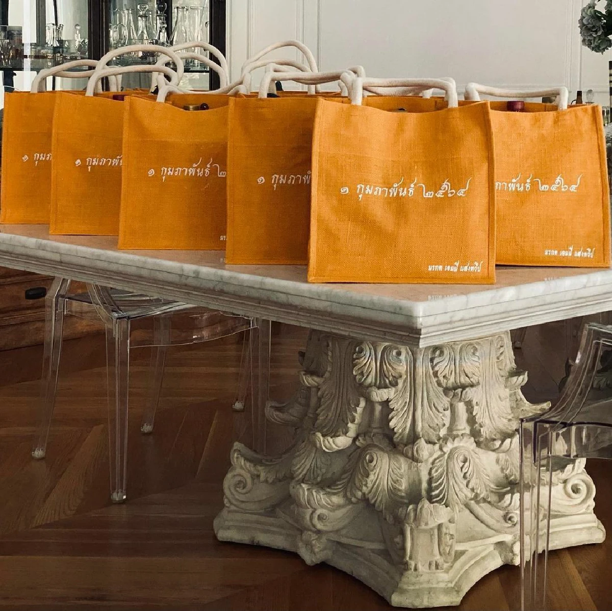 “เอมมี่ มรกต” เรียบหรูสง่างามในชุดไทยเข้าวัดทำบุญ ฉลองวันเกิดอายุครบ 37 ปี 