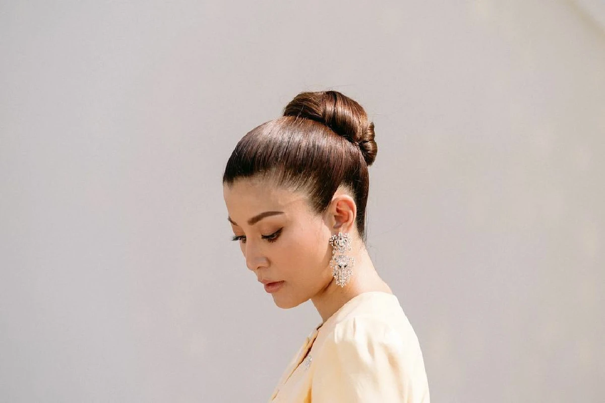 “เอมมี่ มรกต” เรียบหรูสง่างามในชุดไทยเข้าวัดทำบุญ ฉลองวันเกิดอายุครบ 37 ปี 