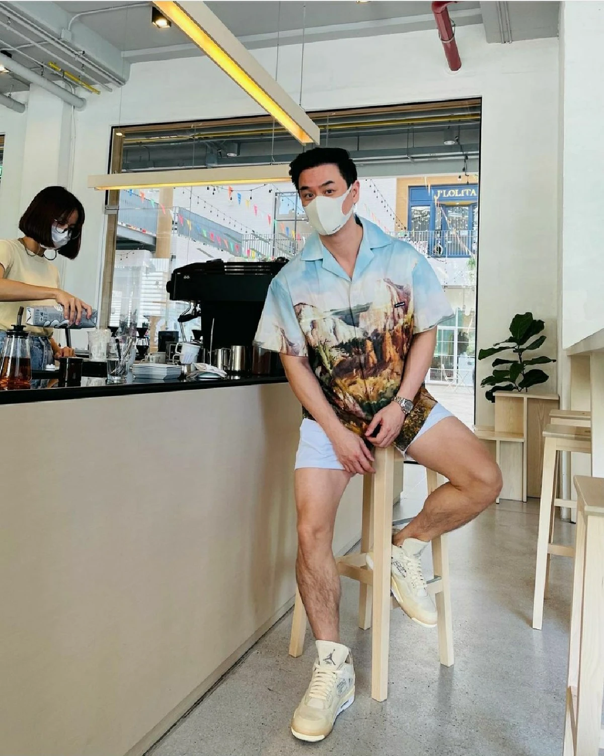 คุณพ่อลูกแฝด น็อต วิศรุต จิบกาแฟในวันชิลๆ หล่อพุ่งยอดไลค์ถล่มทลาย 