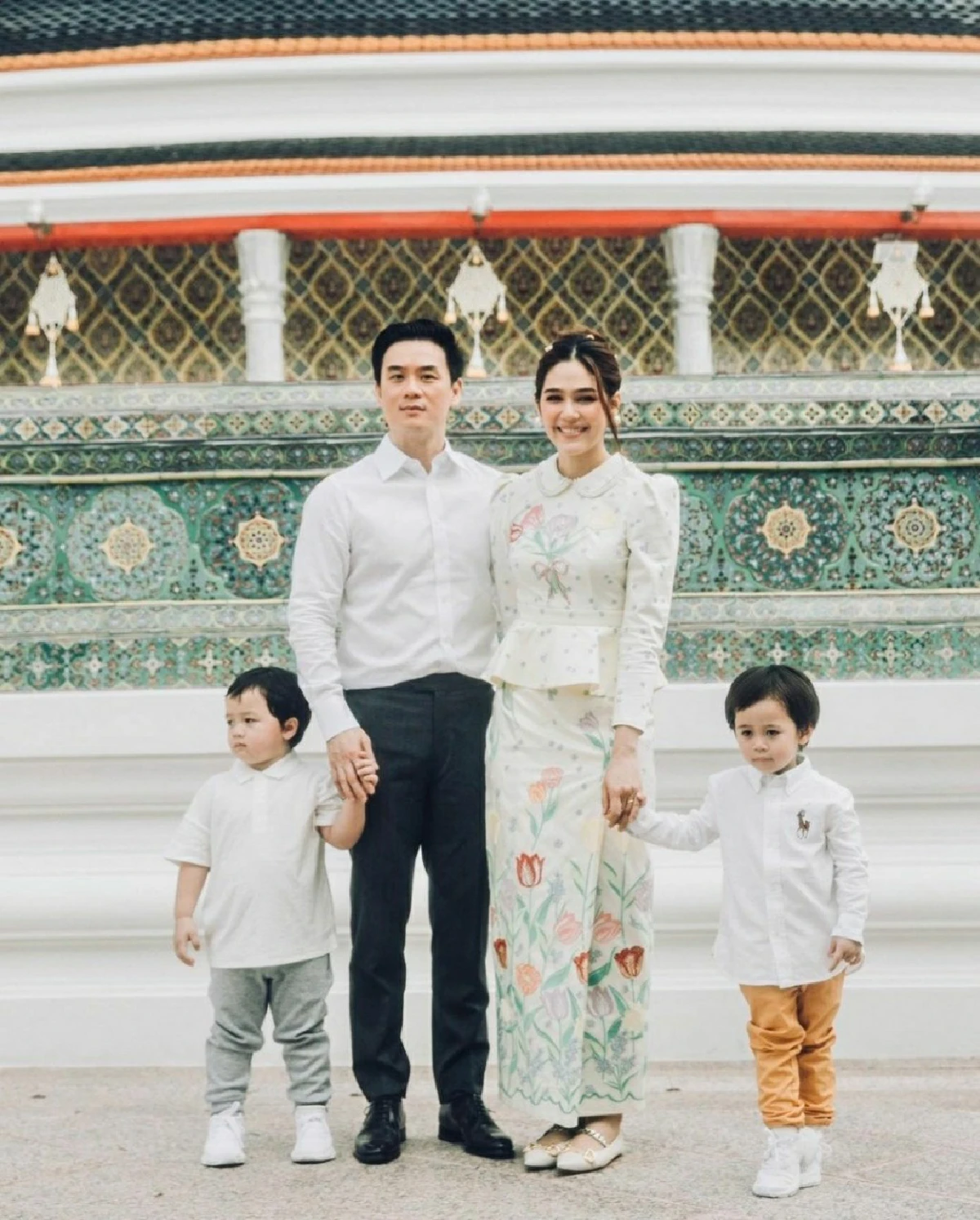 คุณพ่อลูกแฝด น็อต วิศรุต จิบกาแฟในวันชิลๆ หล่อพุ่งยอดไลค์ถล่มทลาย 