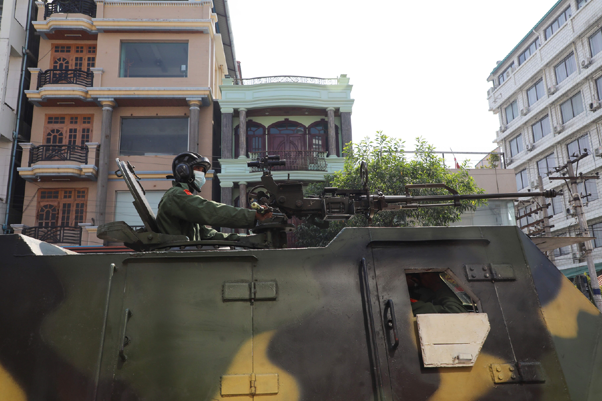 ชาวเมียนมาเคาะกะละมังไล่เผด็จการ 