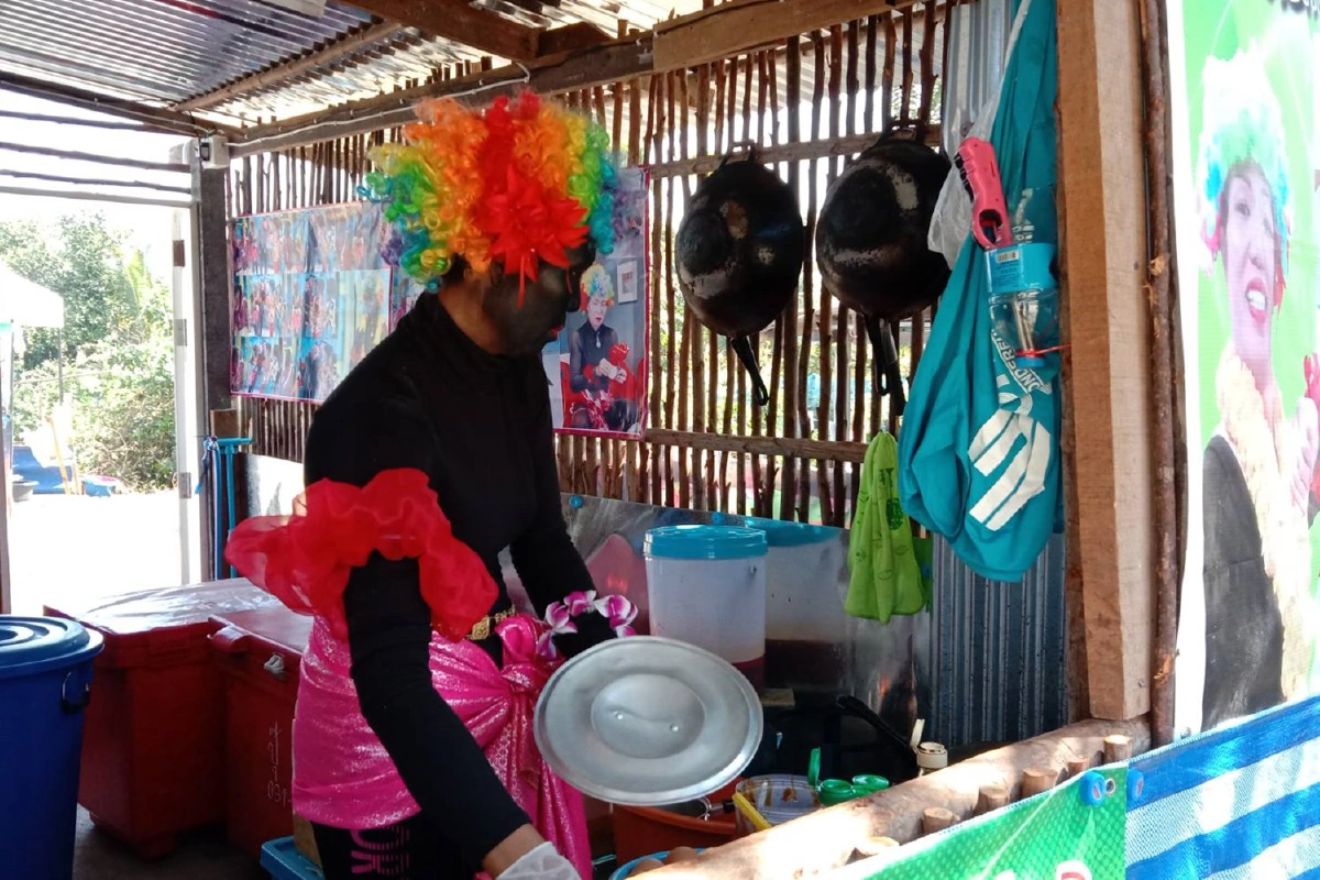 แม่ค้าแต่งชุดเงาะขายผัดไทยราคาเยาว์ ให้ผู้ยากไร้รับประทานฟรี