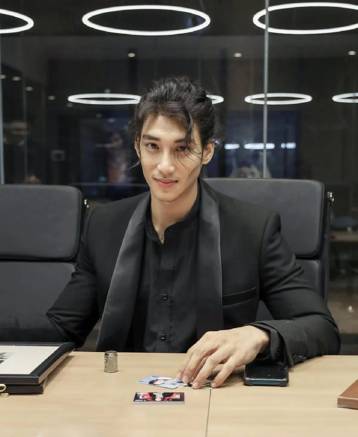 ไป๊ ทาคน นายแบบดังชาวเมียนมา โพสต์ภาพชูสามนิ้วร่วมต่อต้านเผด็จการ