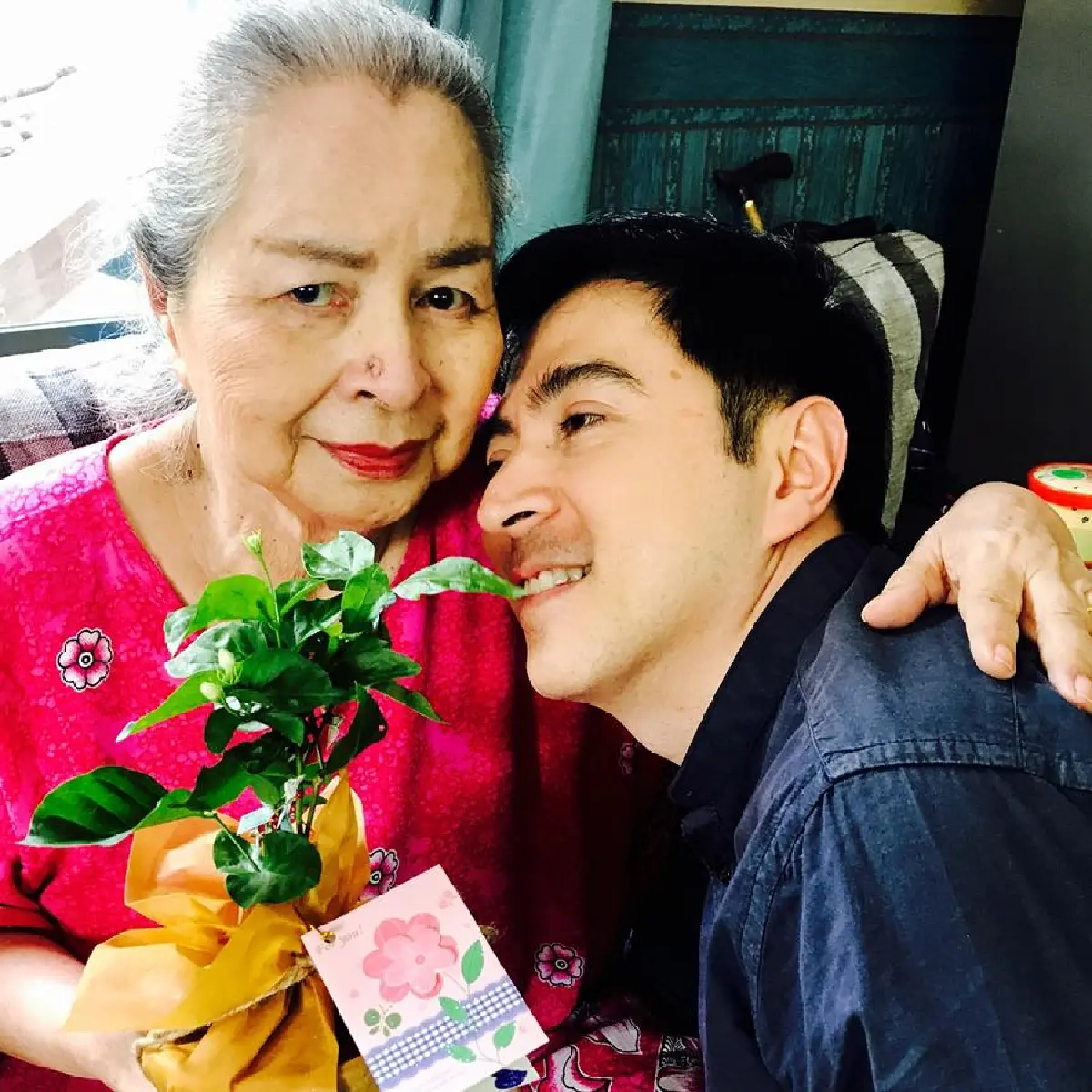 แซม ยุรนันท์ ฉลองวันเกิด 93 ปี คุณแม่เรณู ยังเป๊ะสมกับเป็นอดีตนางงาม