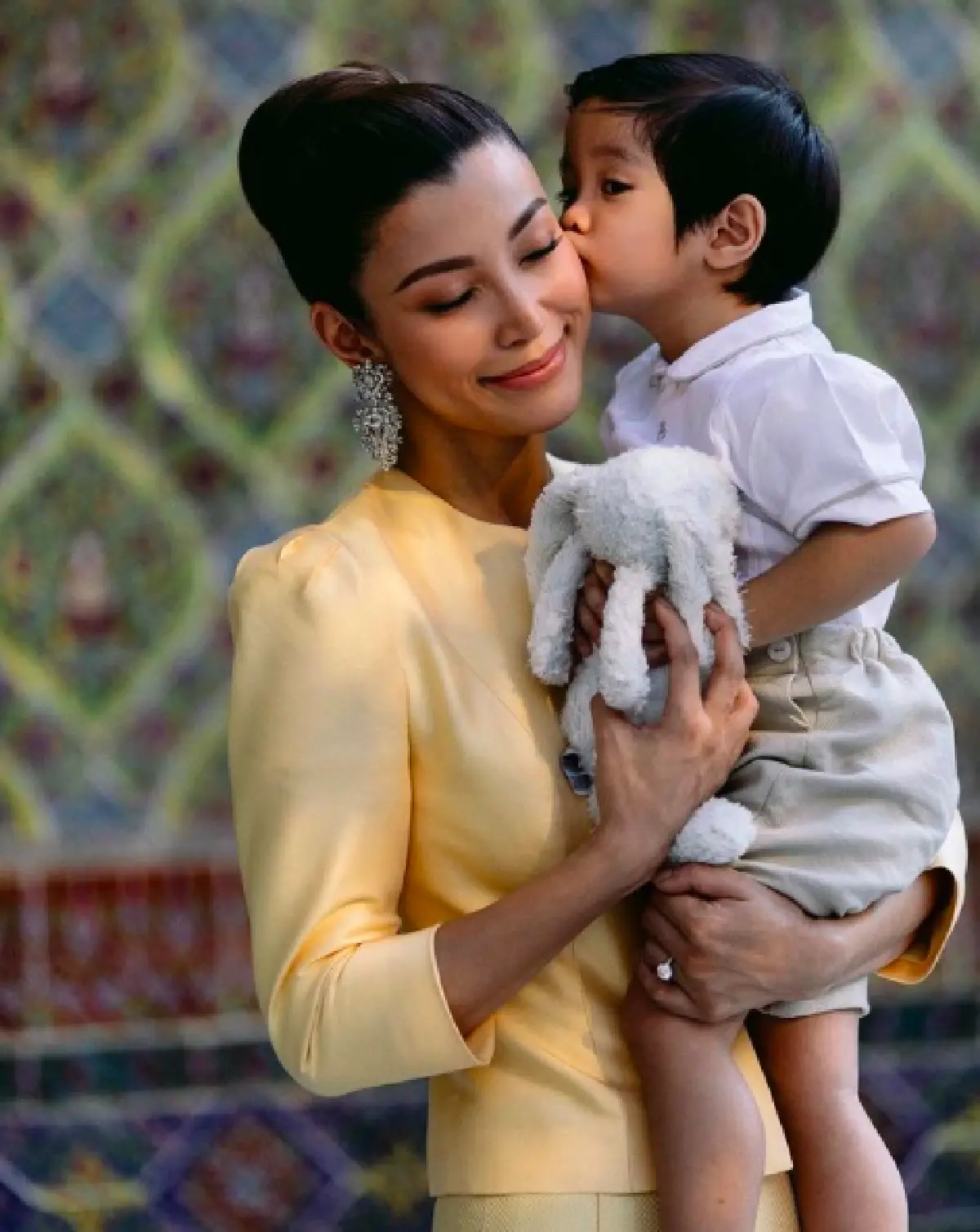 “เอมมี่ มรกต” เรียบหรูสง่างามในชุดไทยเข้าวัดทำบุญ ฉลองวันเกิดอายุครบ 37 ปี 