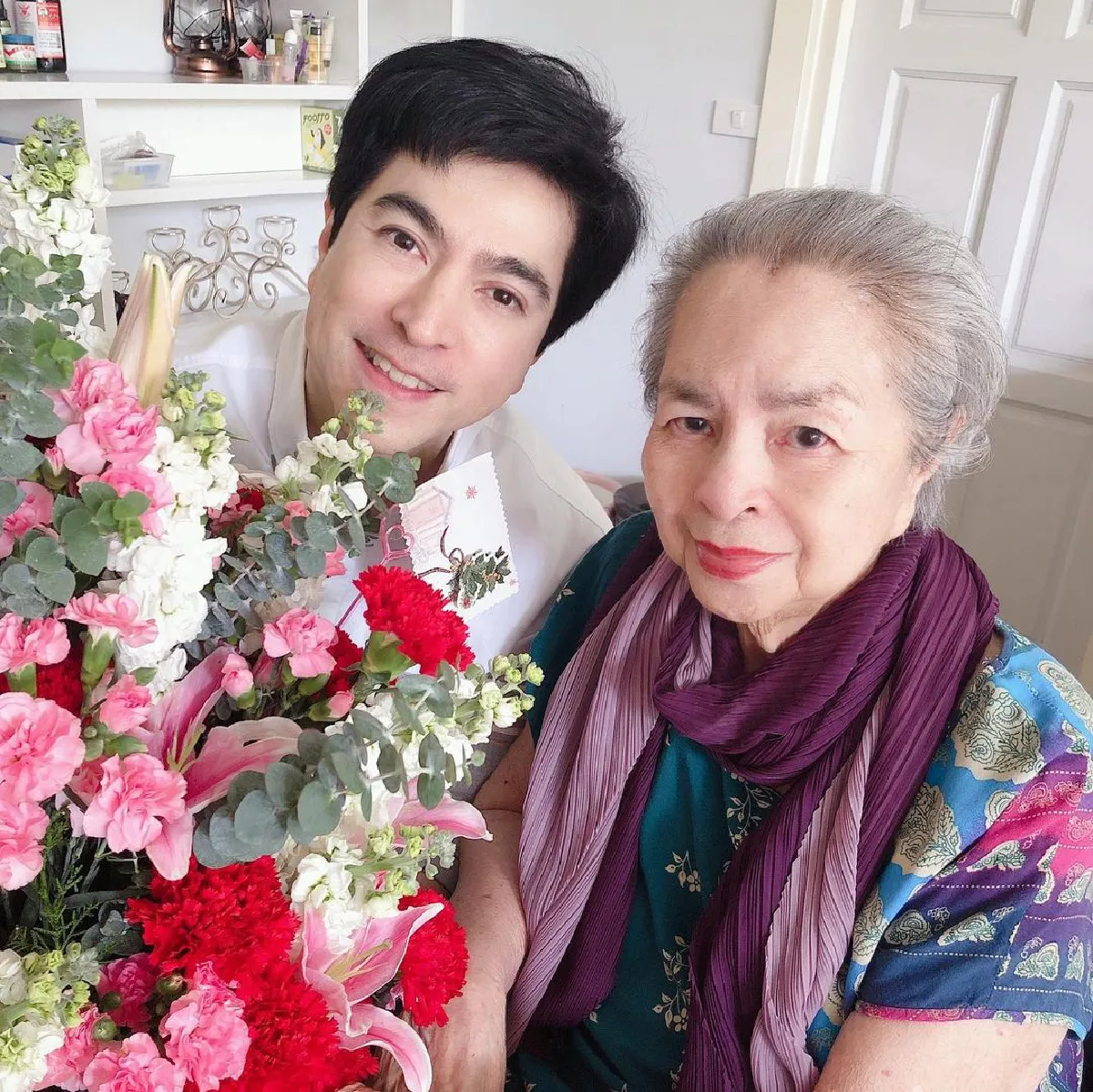 แซม ยุรนันท์ ฉลองวันเกิด 93 ปี คุณแม่เรณู ยังเป๊ะสมกับเป็นอดีตนางงาม