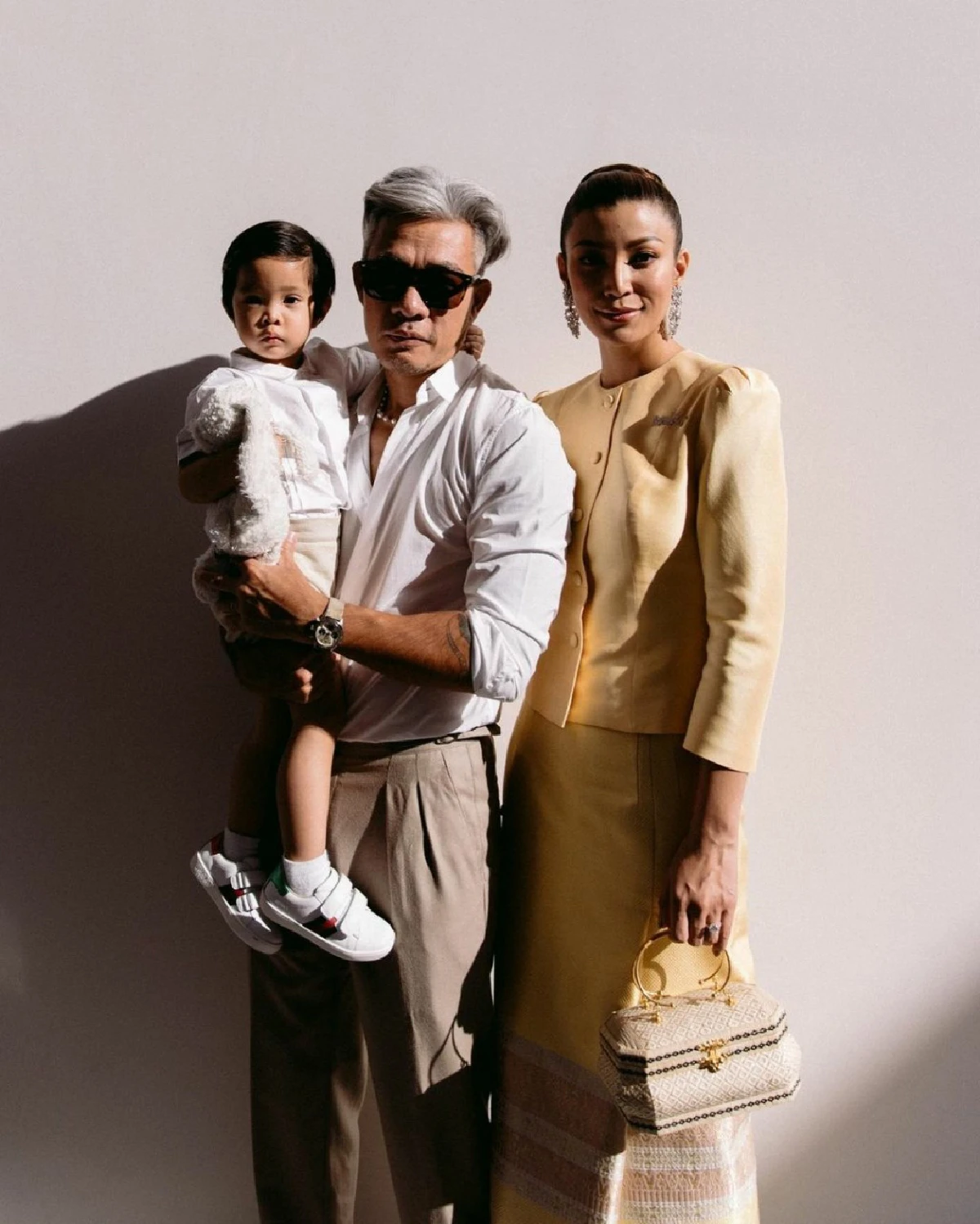 “เอมมี่ มรกต” เรียบหรูสง่างามในชุดไทยเข้าวัดทำบุญ ฉลองวันเกิดอายุครบ 37 ปี 