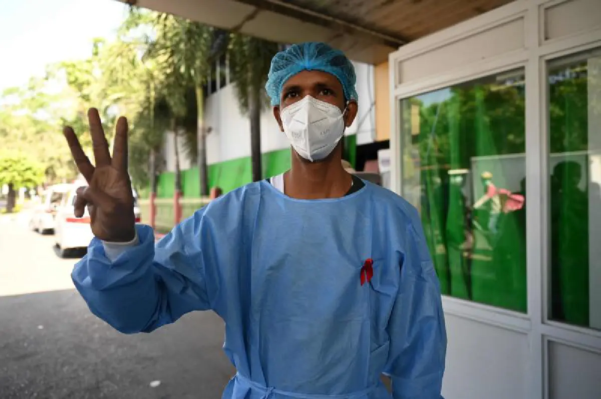 หมอ-คนดังเมียนมาชูสามนิ้วต้านรัฐประหาร