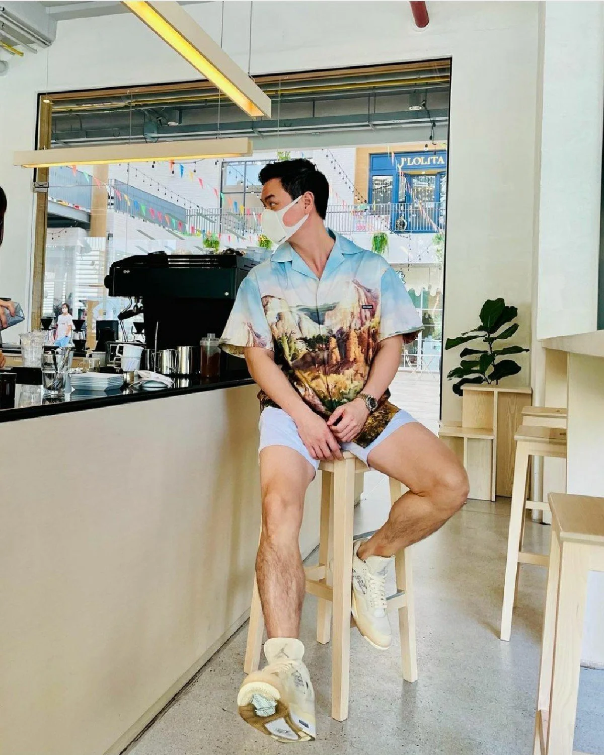 คุณพ่อลูกแฝด น็อต วิศรุต จิบกาแฟในวันชิลๆ หล่อพุ่งยอดไลค์ถล่มทลาย 