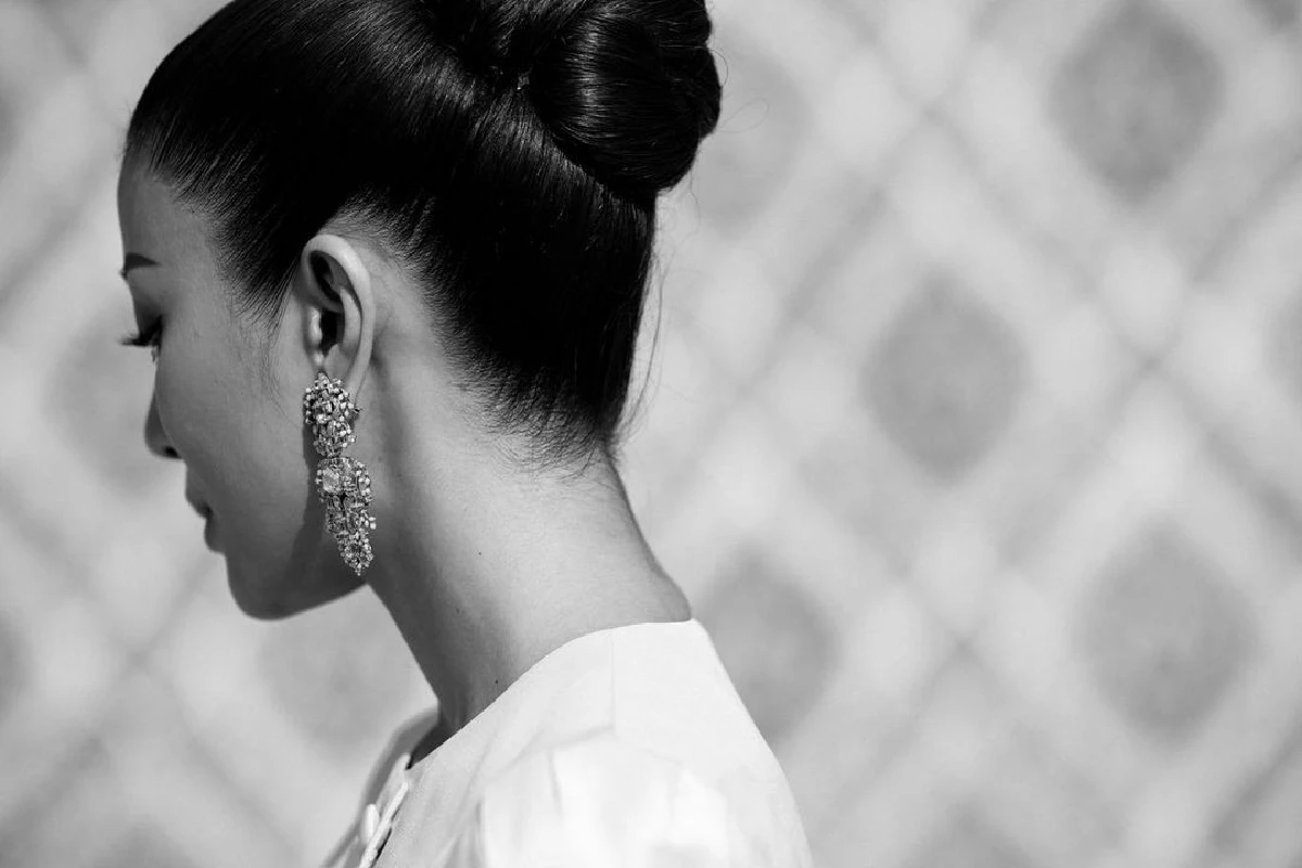 “เอมมี่ มรกต” เรียบหรูสง่างามในชุดไทยเข้าวัดทำบุญ ฉลองวันเกิดอายุครบ 37 ปี 