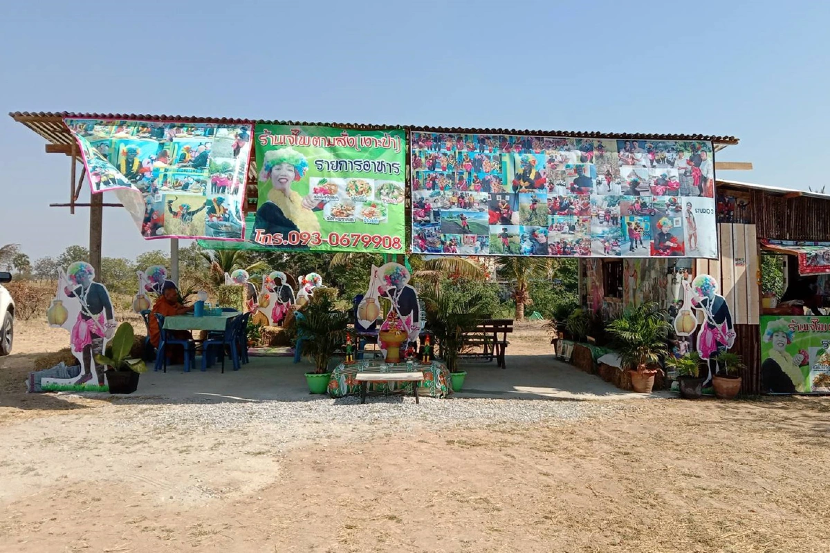 แม่ค้าแต่งชุดเงาะขายผัดไทยราคาเยาว์ ให้ผู้ยากไร้รับประทานฟรี