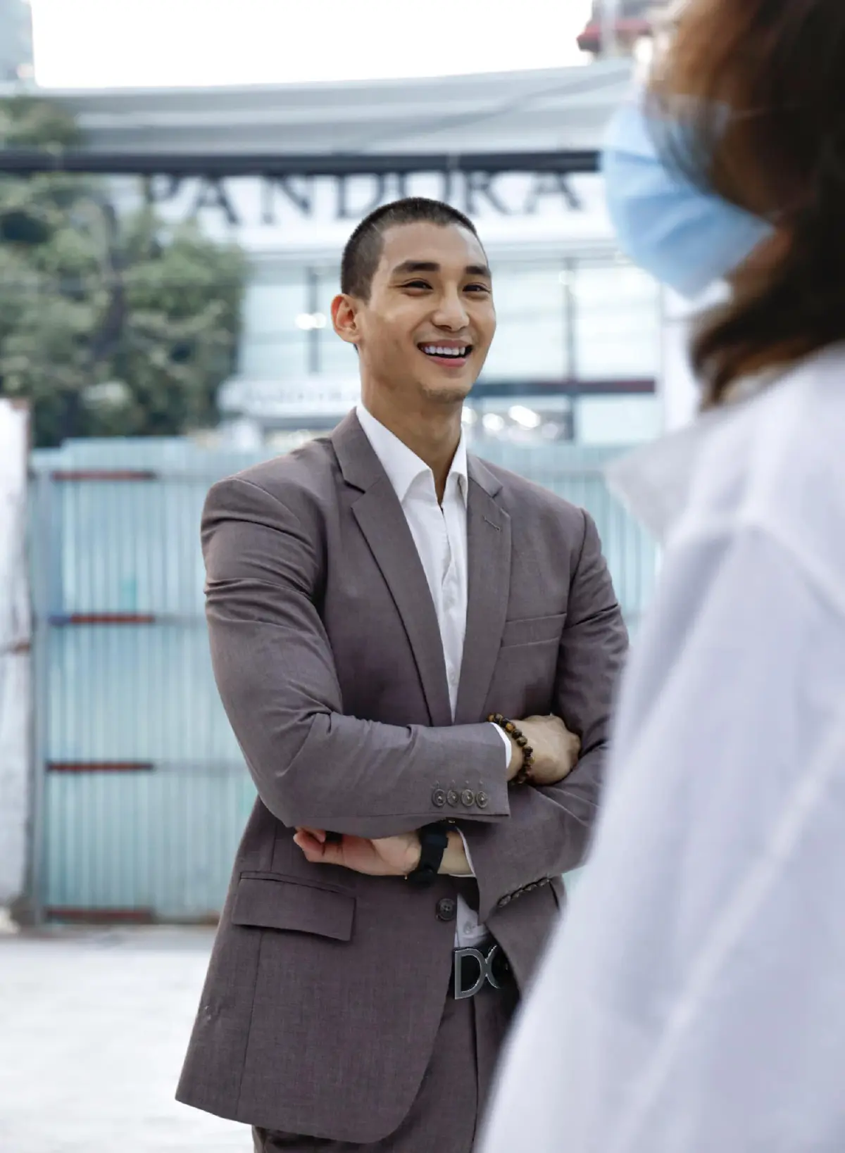 ไป๊ ทาคน นายแบบดังชาวเมียนมา โพสต์ภาพชูสามนิ้วร่วมต่อต้านเผด็จการ