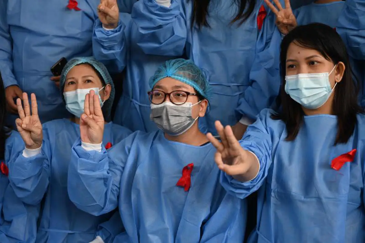 หมอ-คนดังเมียนมาชูสามนิ้วต้านรัฐประหาร