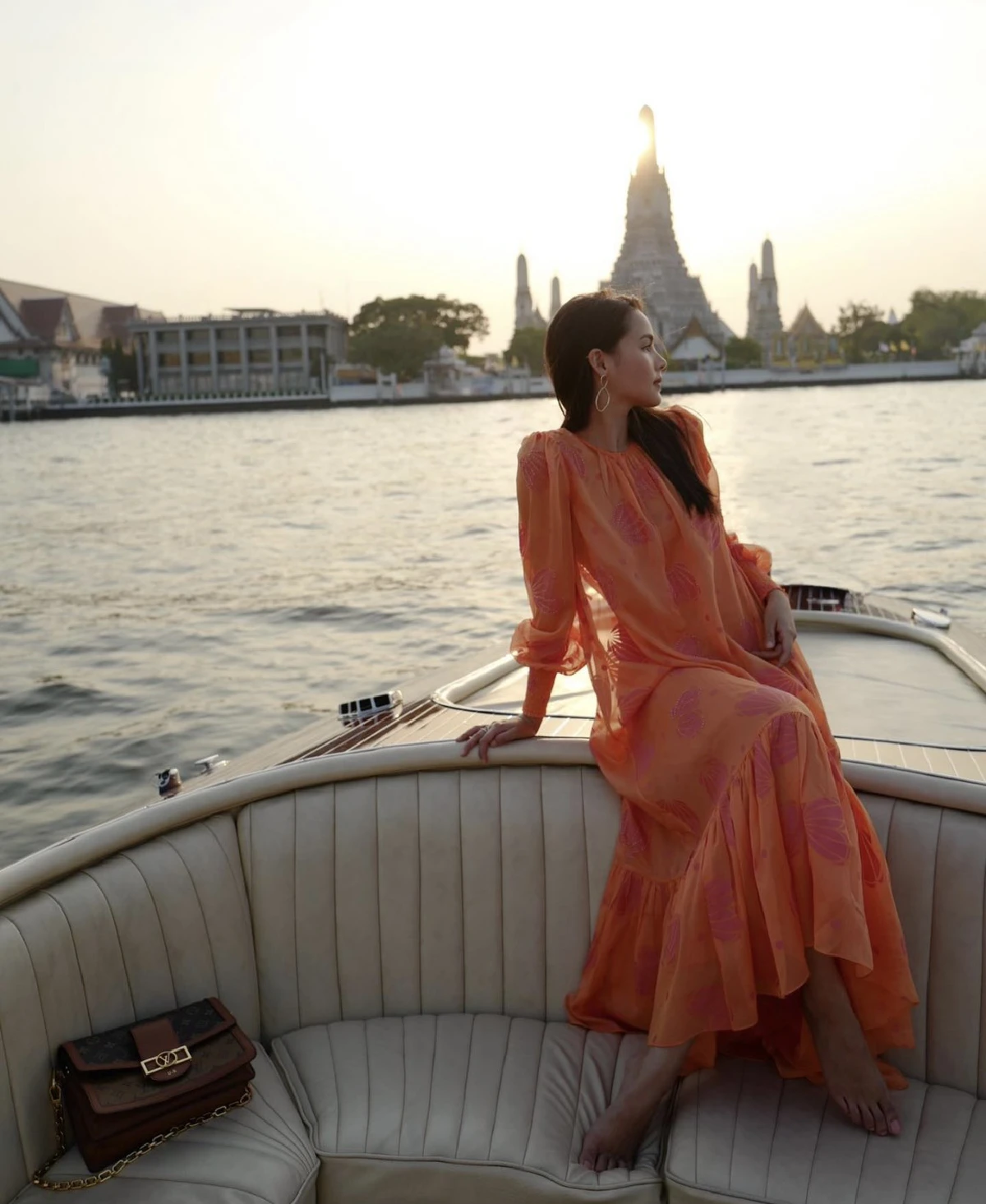 ญาญ่า อุรัสยา พาคุณแม่ล่องเรือเจ้าพระยา ชมพระอาทิตย์ตกดิน 
