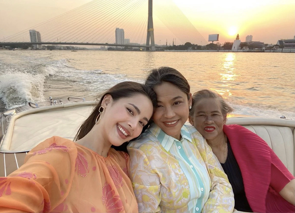 ญาญ่า อุรัสยา พาคุณแม่ล่องเรือเจ้าพระยา ชมพระอาทิตย์ตกดิน 