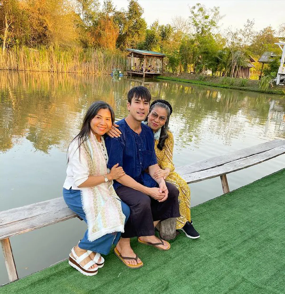 ณเดชน์ พาแม่กลับบ้านที่ขอบแก่น พักผ่อนดูแลปรับปรุงกิจการครอบครัว