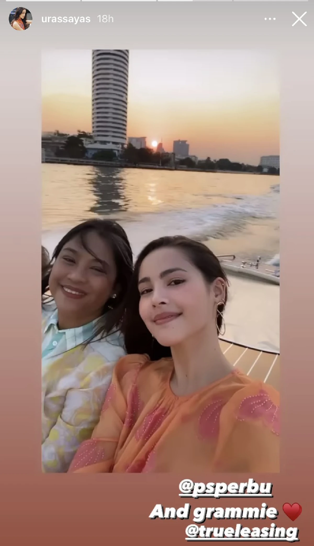 ญาญ่า อุรัสยา พาคุณแม่ล่องเรือเจ้าพระยา ชมพระอาทิตย์ตกดิน 
