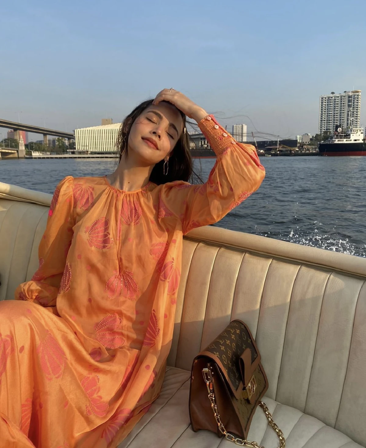 ญาญ่า อุรัสยา พาคุณแม่ล่องเรือเจ้าพระยา ชมพระอาทิตย์ตกดิน 