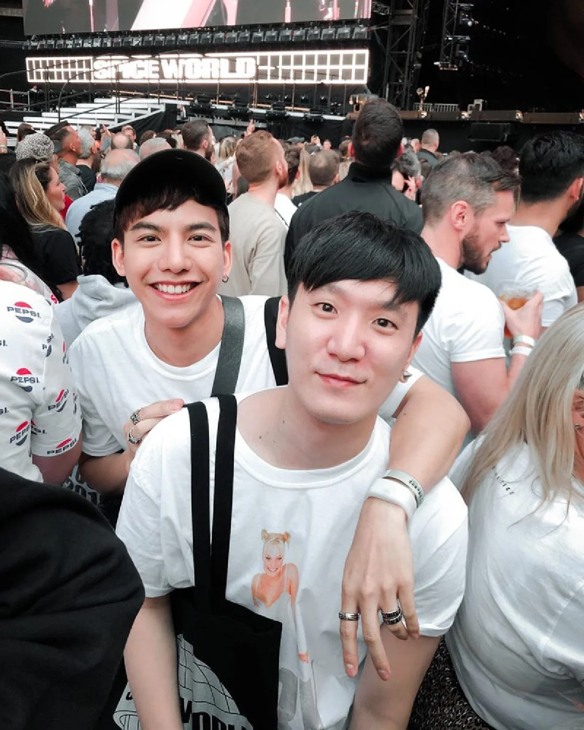 ต้น ธนษิต ลงรูปคู่ควงแขนแฟนหนุ่ม เปิดตัวชัดๆ ฉลองครบรอบรัก 3 ปี