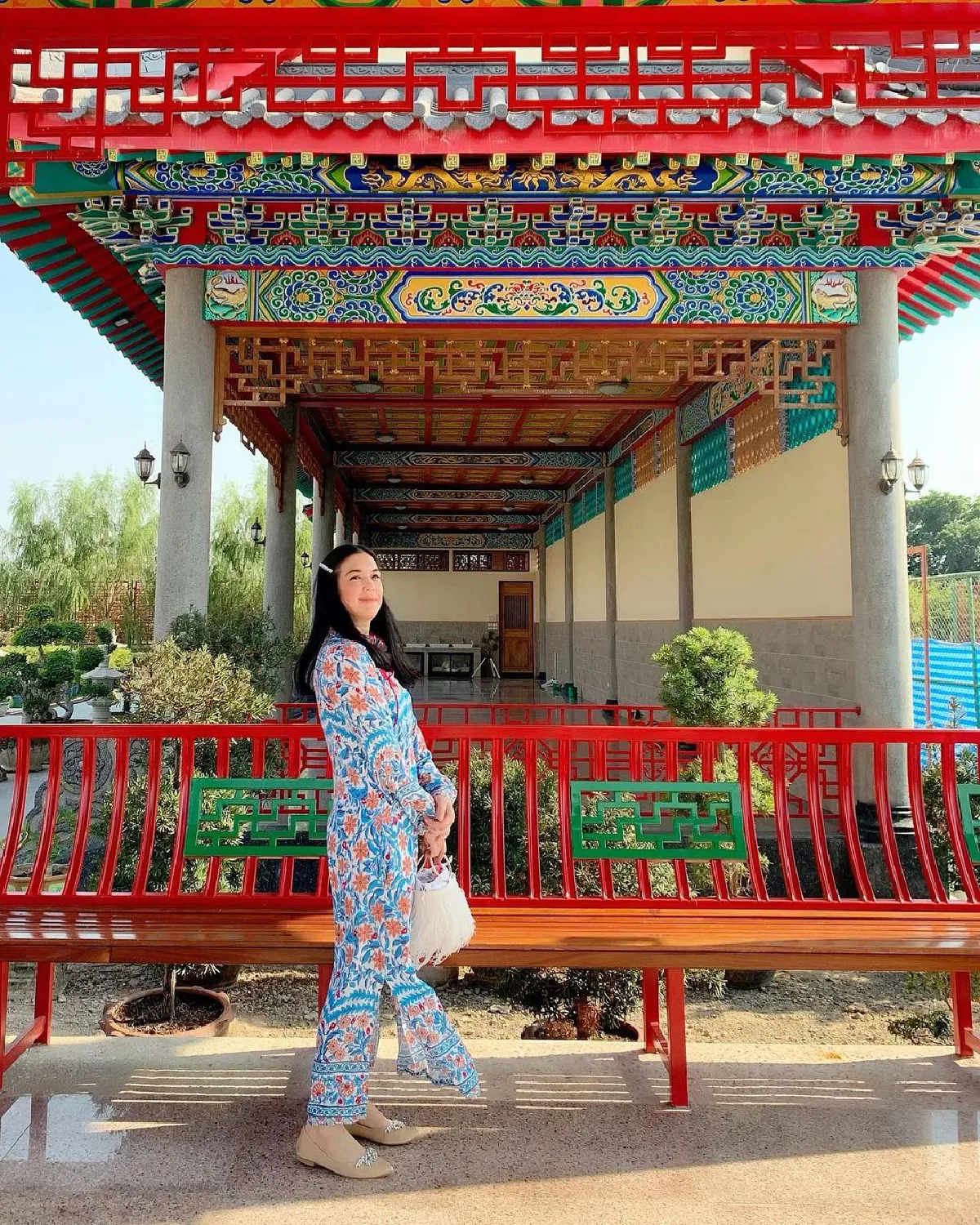 โบ ชญาดา ยืนงง! โดนประกาศออกไมค์ ห้ามเข้าวัดเพราะชุดไม่เรียบร้อย