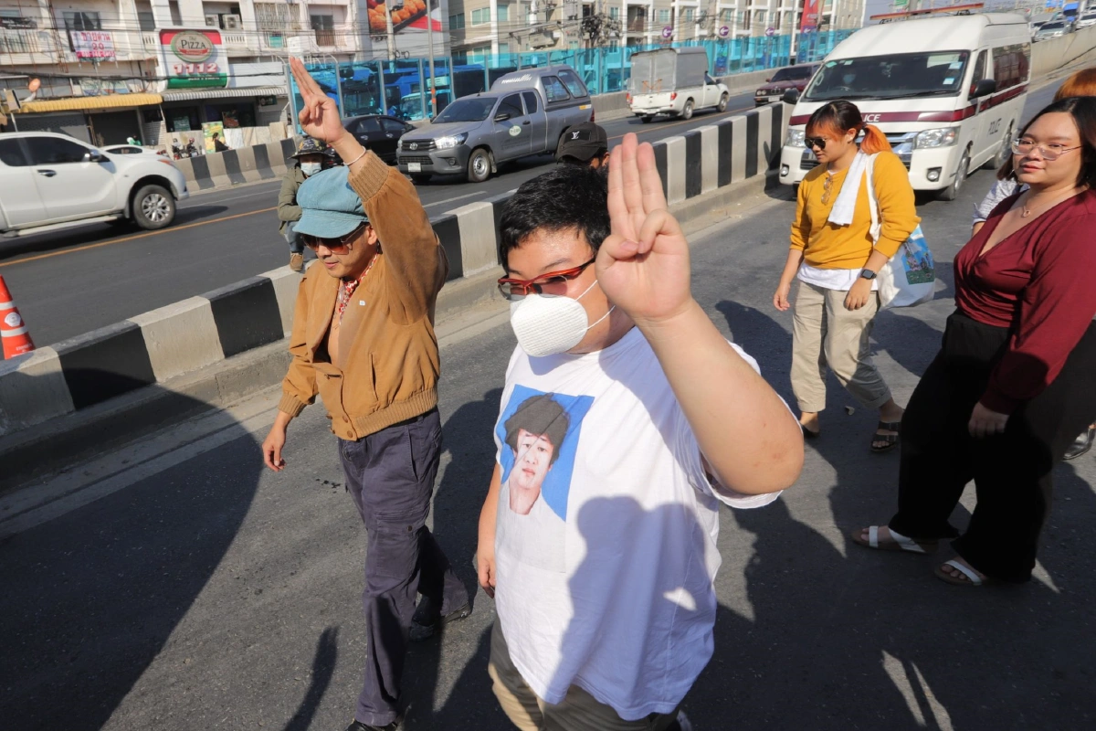 แกนนำสามนิ้ว21คนเฮ ตำรวจปล่อยตัวชั่วคราว