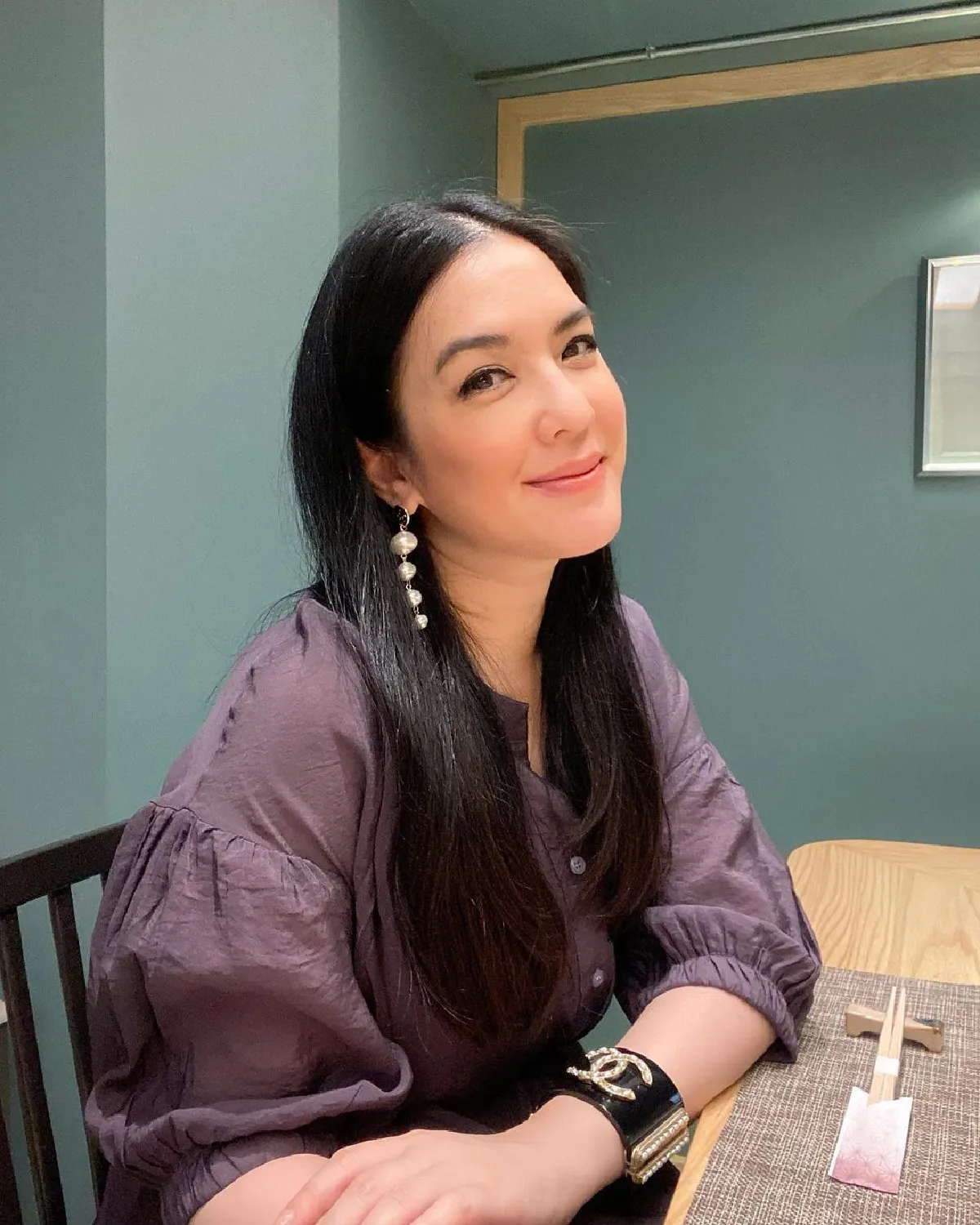 โบ ชญาดา ยืนงง! โดนประกาศออกไมค์ ห้ามเข้าวัดเพราะชุดไม่เรียบร้อย