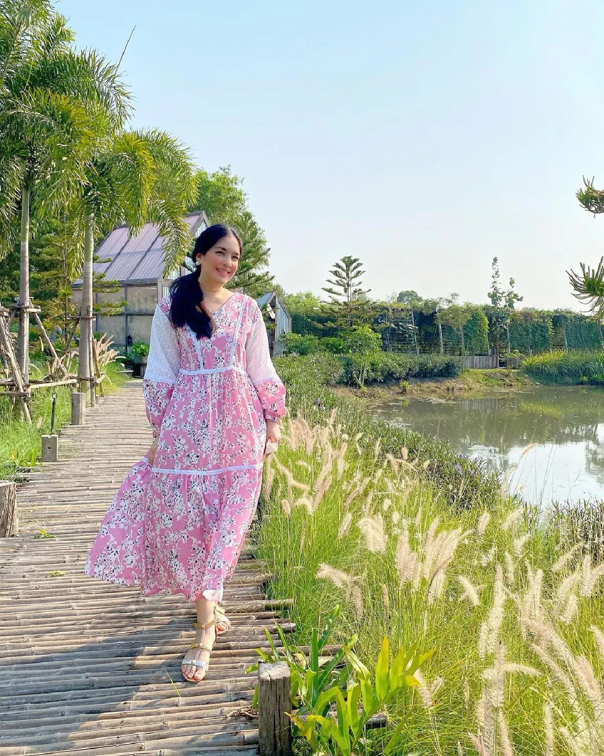 โบ ชญาดา ยืนงง! โดนประกาศออกไมค์ ห้ามเข้าวัดเพราะชุดไม่เรียบร้อย