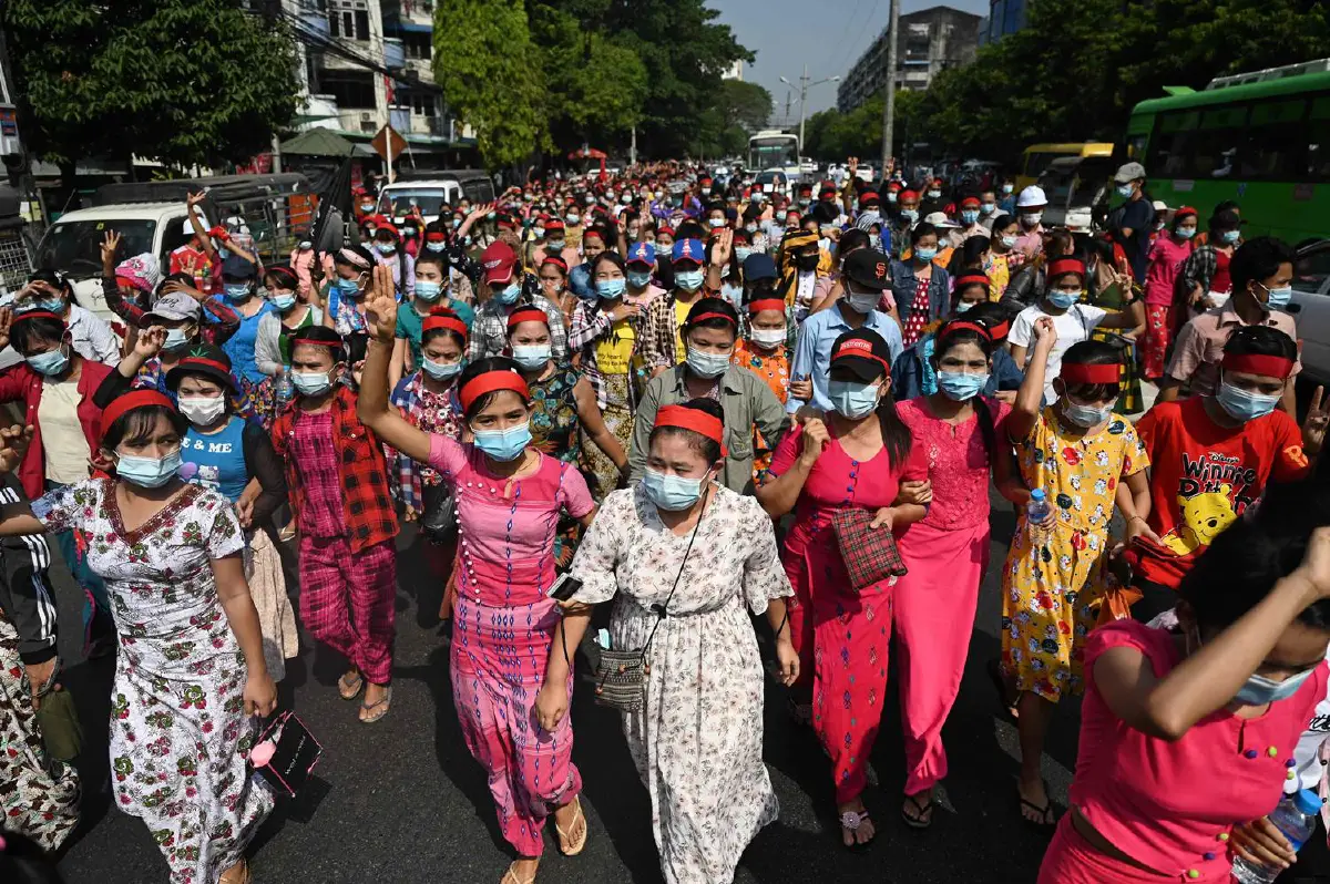 บรรยากาศชาวเมียนมาหลายพันลงถนนต้านรัฐประหารในย่างกุ้ง (ภาพชุด)