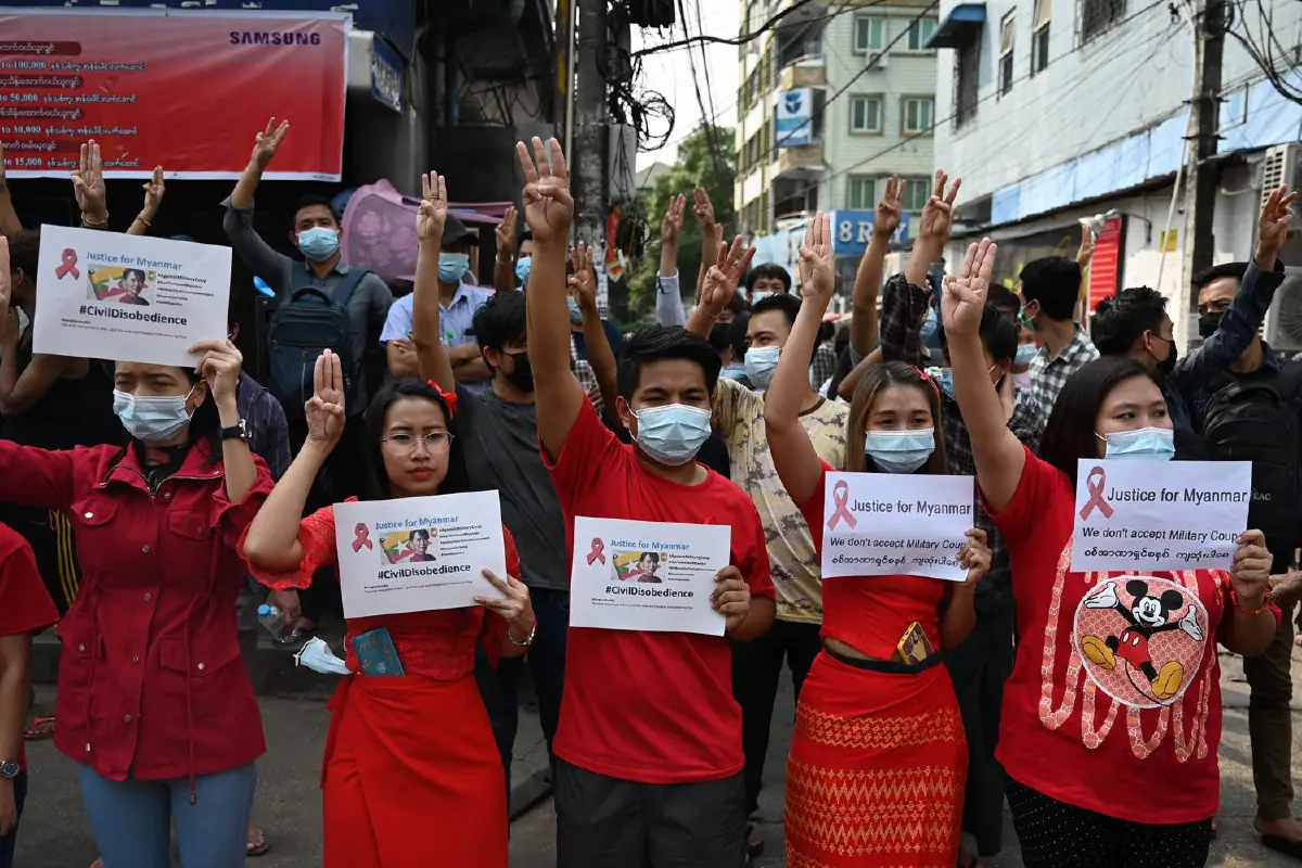บรรยากาศชาวเมียนมาหลายพันลงถนนต้านรัฐประหารในย่างกุ้ง (ภาพชุด)
