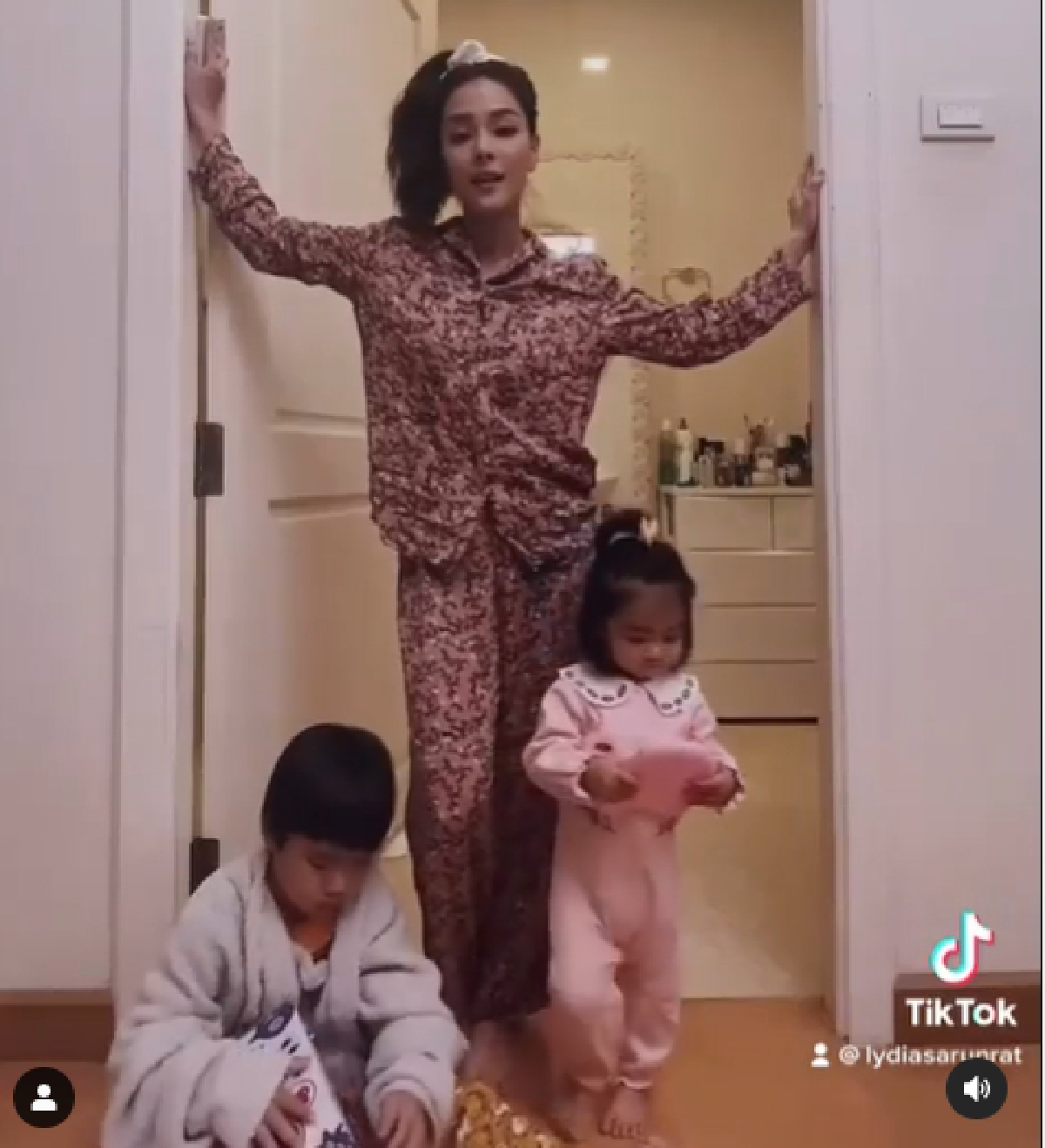 แซ่บไม่ยั้ง! ลิเดีย เผยคลิปจัดเต็มความเซ็กซี่หลังส่งลูกๆ เข้านอน