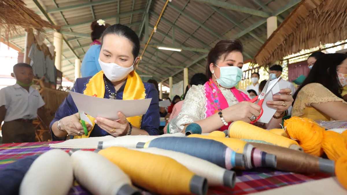 ปทุมธานีเร่งพัฒนาผ้าใยกล้วยบัวหลวงทอมาพัฒนาสู่สากล